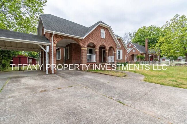 Foto del edificio - 607 Bethpage Rd