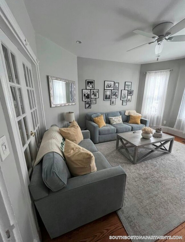 Building Photo - 883 E 4th St