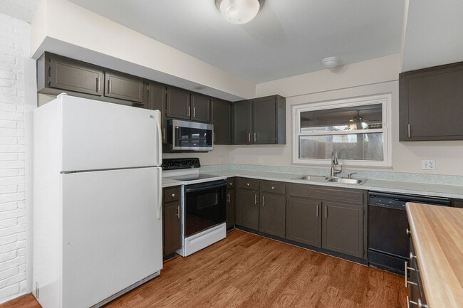 Building Photo - 2078 Loma Linda Way N