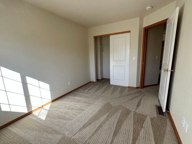 Building Photo - Spacious Coeur d'Alene Townhouse