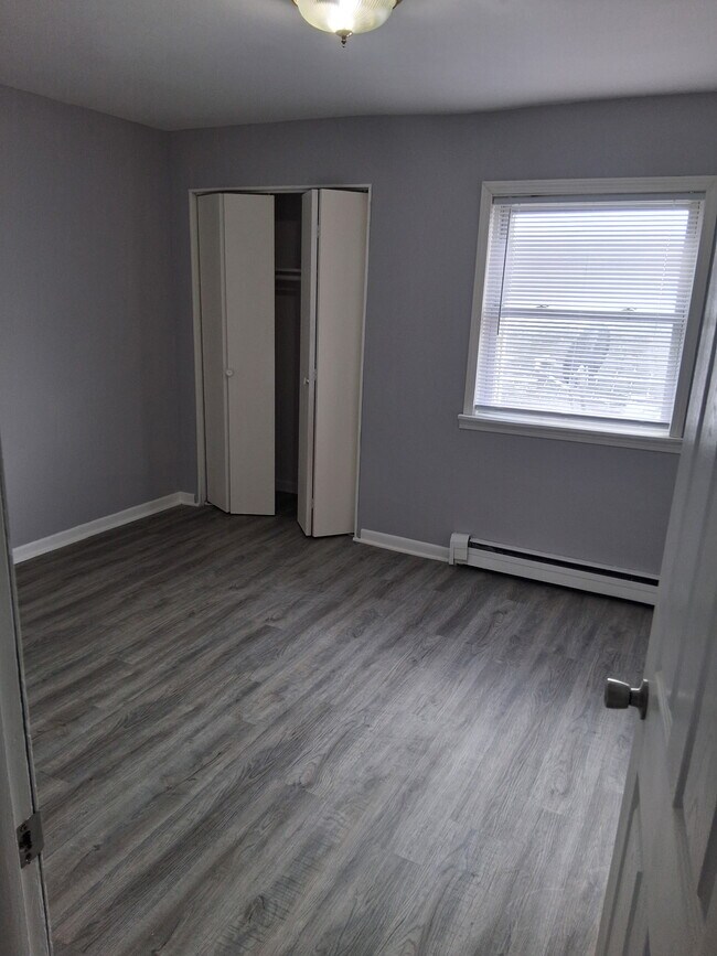 Dormitorio 2 - 254 E Jackson St