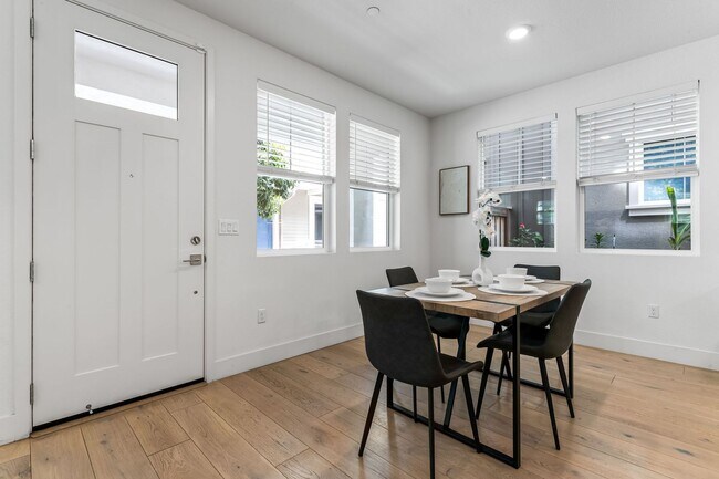 Building Photo - Modern 3-Level 5 Bedroom 4 Bathroom Newark...
