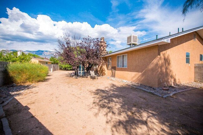 Building Photo - Three Bedroom Two Bath NE Heights