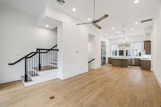 Building Photo - 823 Paige St