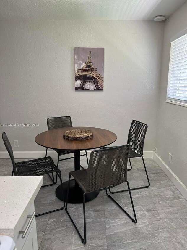 Foto del edificio - 3771 SW 1st St