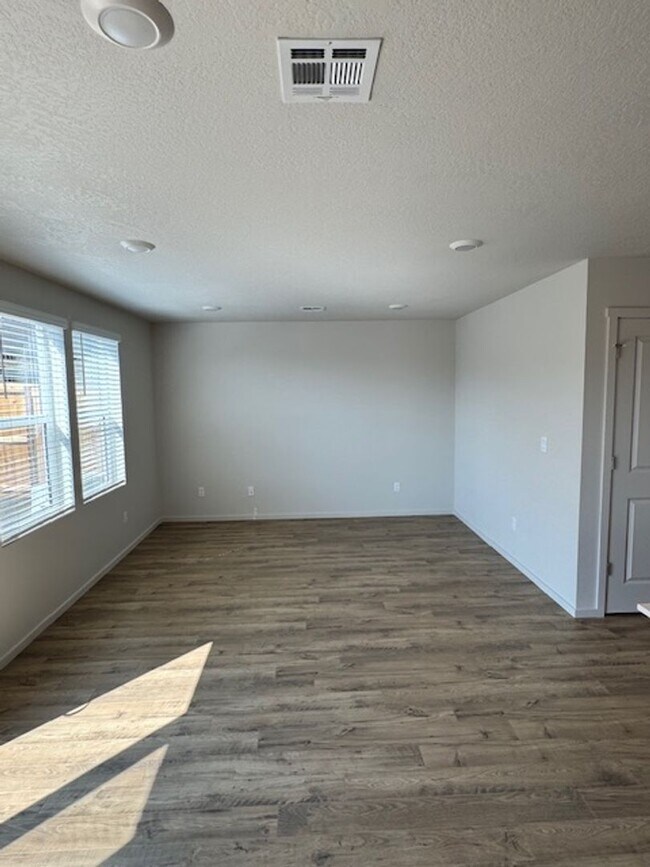 Foto del edificio - BRAND NEW 4 BEDROOM HOUSE W/ UPGRADES