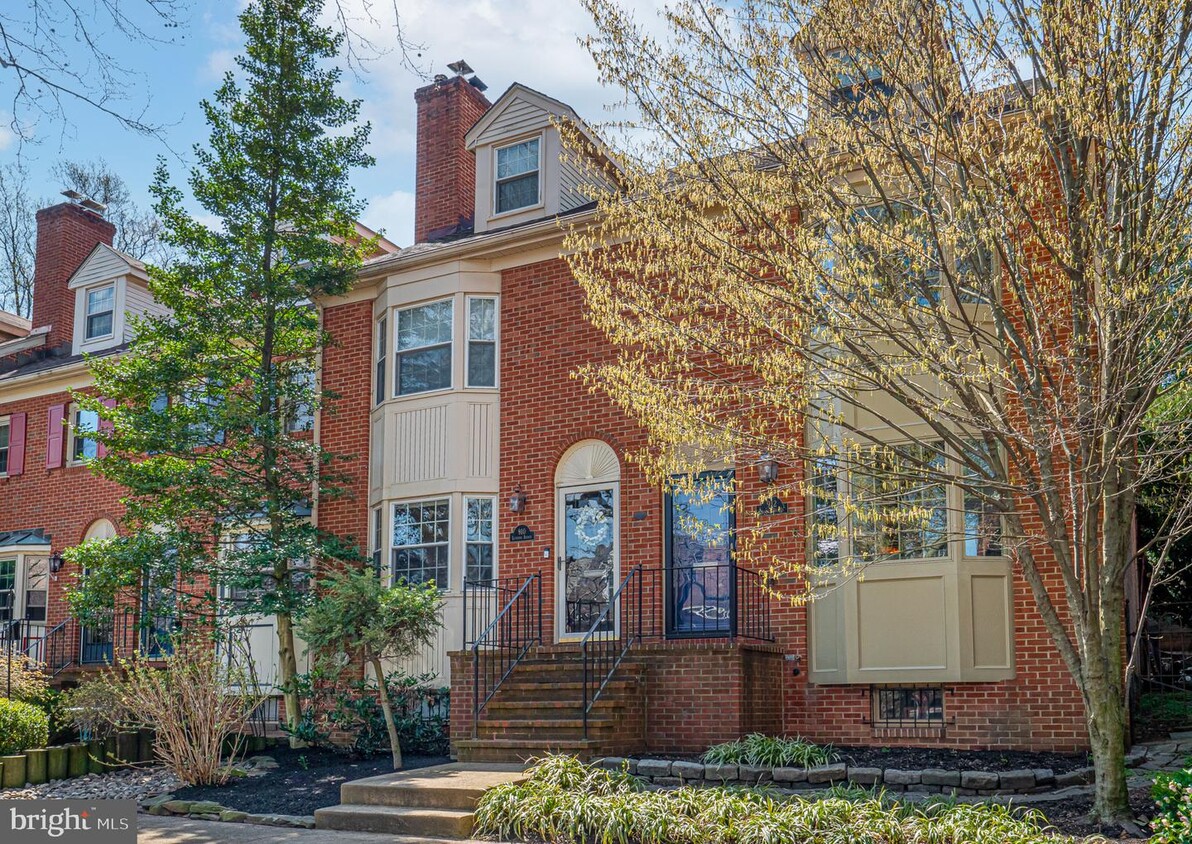 Primary Photo - 910 Lovering Ave