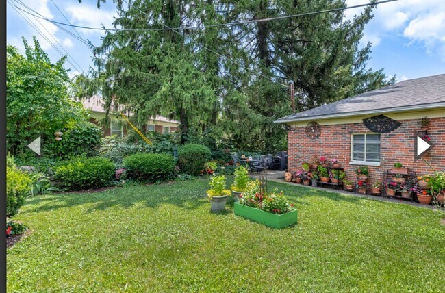 Foto del edificio - Quaint Duplex w/your Own Basement, Garage Space & Patio