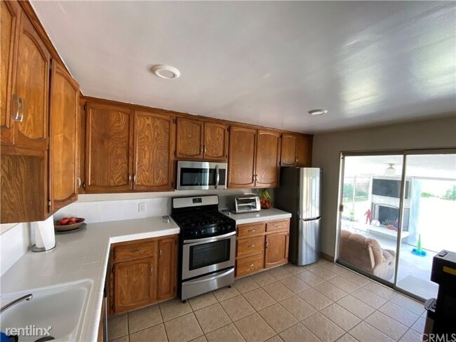 Building Photo - 3 br, 1 bath Townhome - 15 Curtis Dr