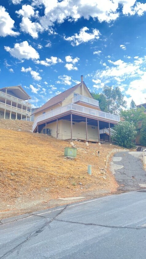 Building Photo - Experience the joy of lakeside living!- Co...