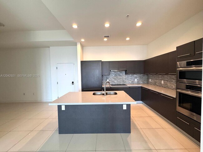 Foto del edificio - 7825 NW 107th Ave