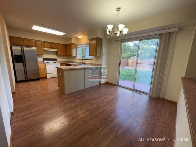 Building Photo - 5921 Fossil Dr