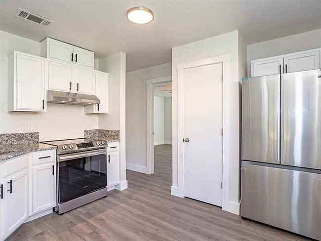 Building Photo - SPECIAL AND COZY FAMILY ABODE
