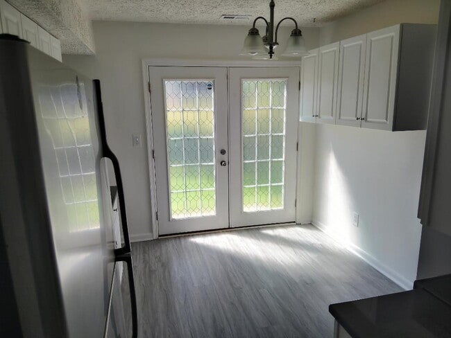 Building Photo - 300 Oakway Ct