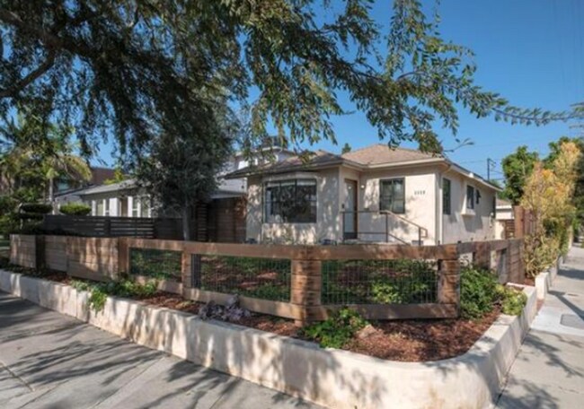 Foto del edificio - COMPLETELY REMODELED 2 BEDROOM 2 BATH HOUSE