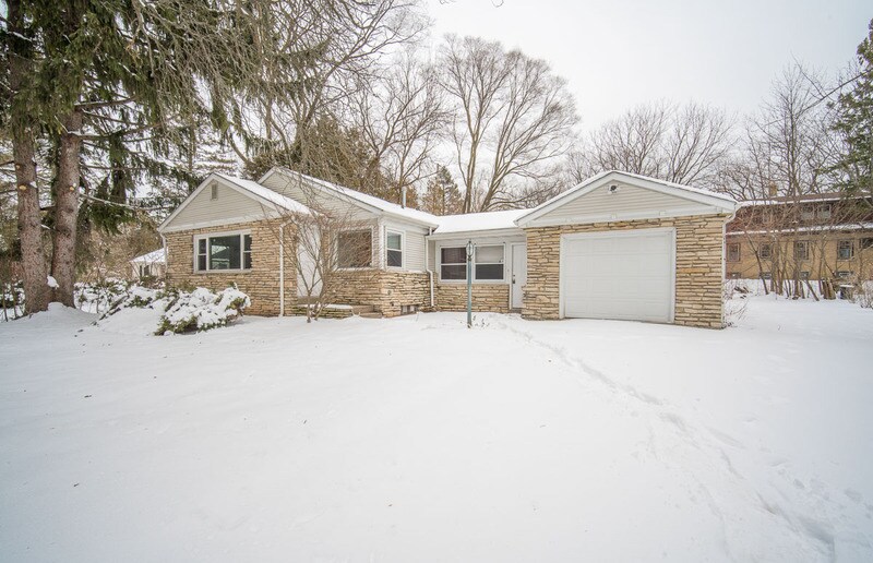 Primary Photo - 8424 N Fox Croft Ln