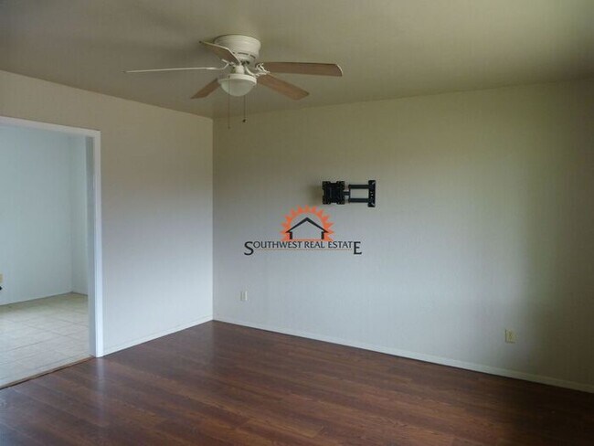 Building Photo - Cute 3 bedrooms 2 bath home 1 car garage