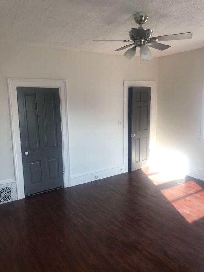 Building Photo - 8 Bedroom house w/ 3 bathrooms, 3 kitchens