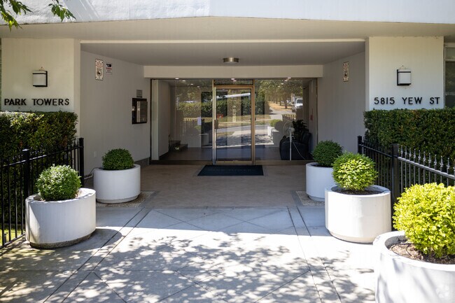 Photo du bâtiment - 5815 Yew Street