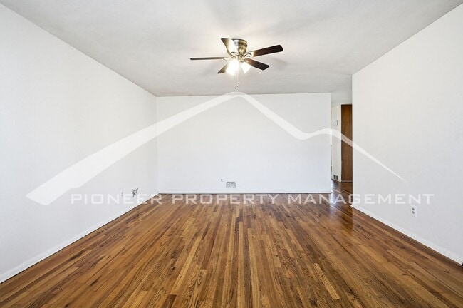 Building Photo - Charming Home with Washer/Dryer and Fenced in Yard