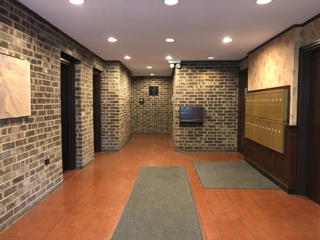 Lobby - 1750 N Mohawk St