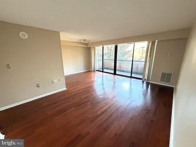 Foto del edificio - 2230 George C Marshall Dr