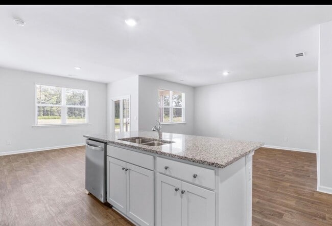 Building Photo - 102 Green Passage Ln