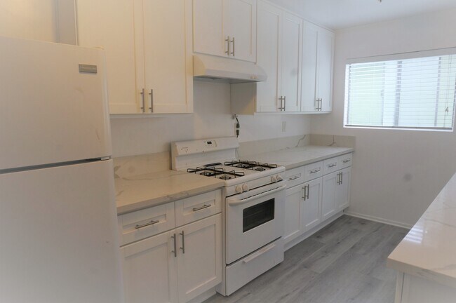 Kitchen with ample brand new cabinets - 2007 Mathews Ave