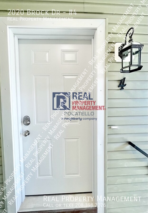 Building Photo - HOLIDAY MOVE IN SPECIAL - 3 Bedroom 1 Bath...