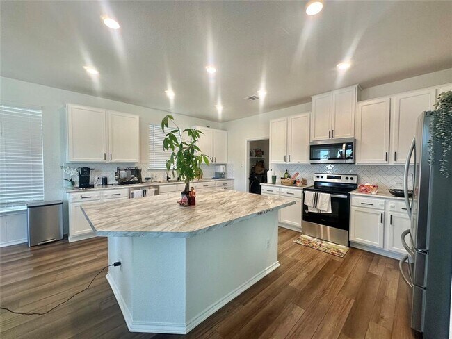 Building Photo - 123 Adeline Dr