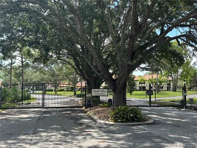 Foto del edificio - 360 SW South River Dr