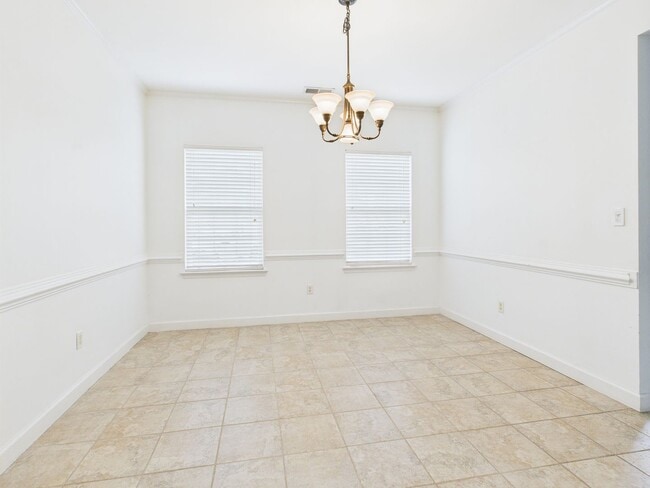 Building Photo - Stunning 4-Bedroom, 2.5-Bathroom Home in t...