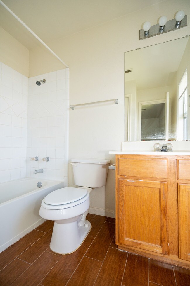 Foto del edificio - Beautiful duplex with large private backyard