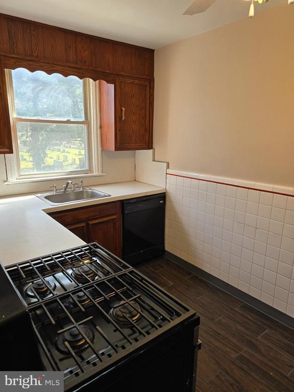 Building Photo - 2366 Highland Ave