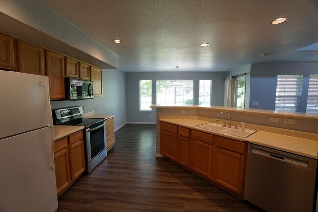Building Photo - Spacious Creekside Townhome in Stroh Ranch
