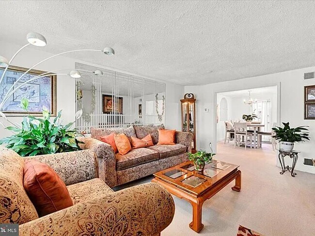 Foto del edificio - 3240 Westmont- YOUR NEXT HOME AWAITS