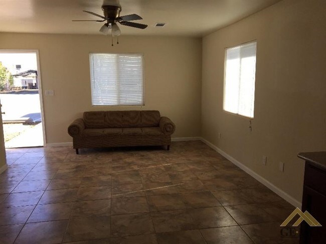 Pisos de azulejos también en toda la habitación del apartamento. - 318 S Owens St