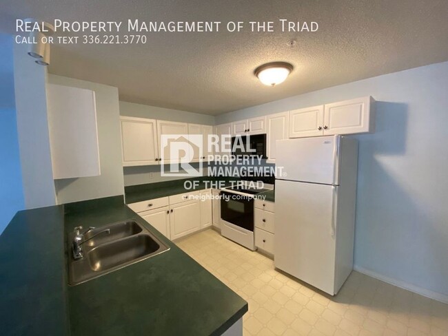 Building Photo - Ground Level 2 Bed / 2 Bath Condo Near Wen...
