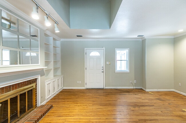 Foto del edificio - Large 2 story Home