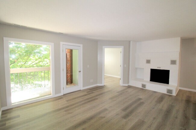 Foto del edificio - Stunning Fully Remodeled 3BR Condo at Madison Manor – Available This July!