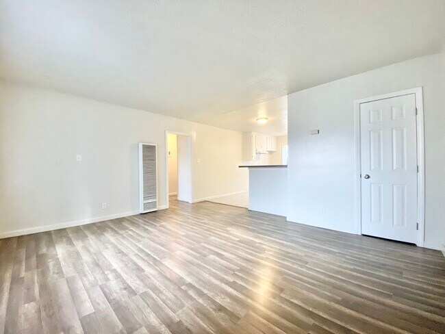 Building Photo - 918 W 66th St