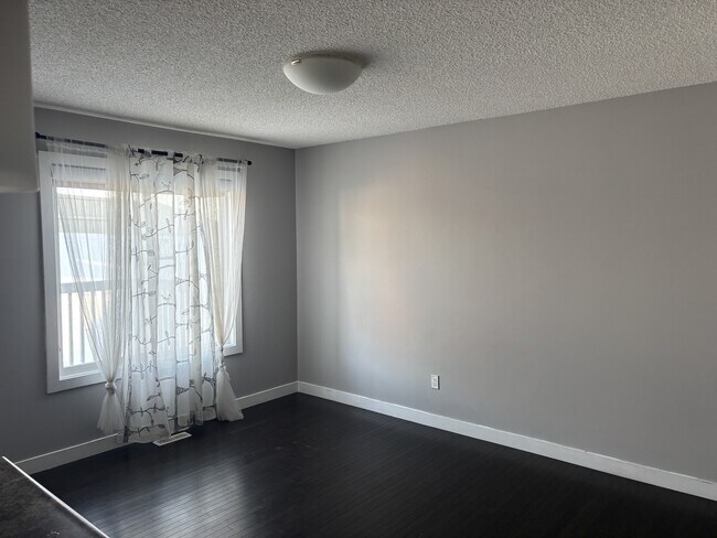 Photo du bâtiment - 153-151 51 Street Southwest