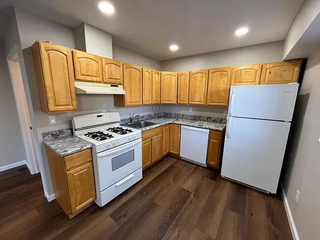 Building Photo - 63 Oakland St