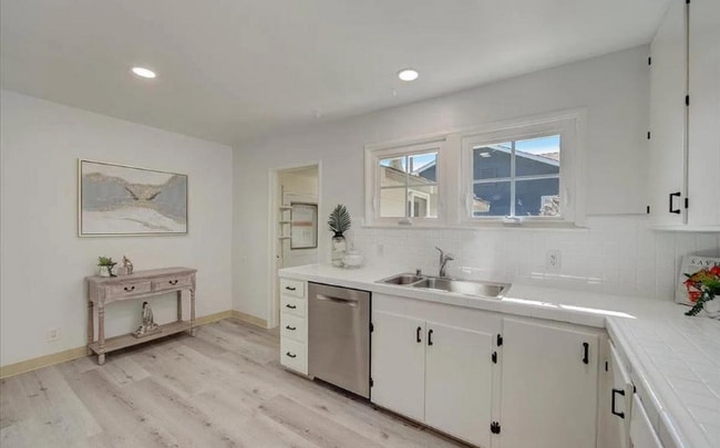 Building Photo - 2052 Colony St