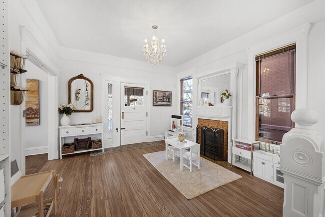 Foto del edificio - 1351 N Franklin St