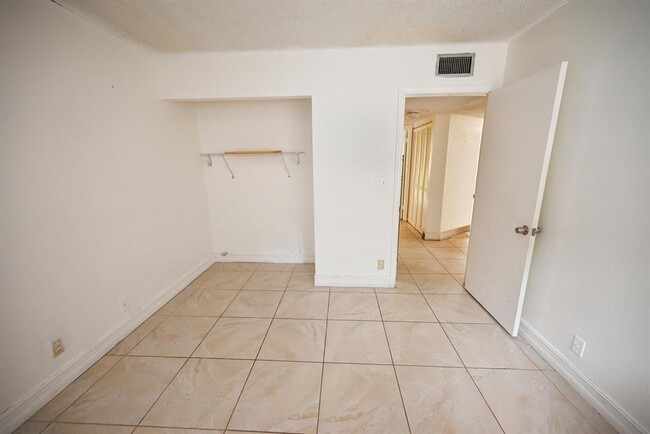 Building Photo - 4088 Lakeside Dr