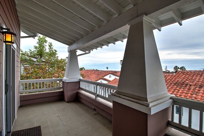 Building Photo - Wonderful Three bedroom 2.5 bathroom Ocean...