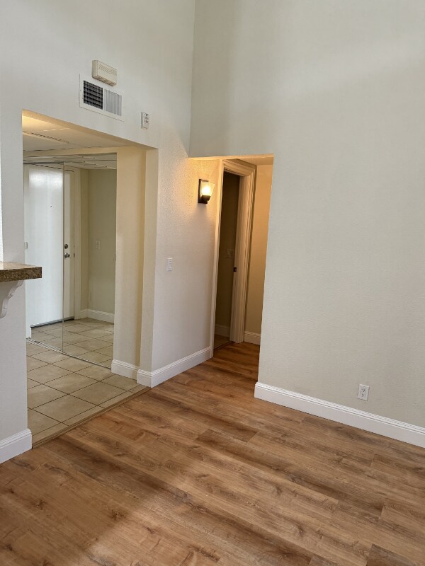 Foto del edificio - 370 N Civic Dr