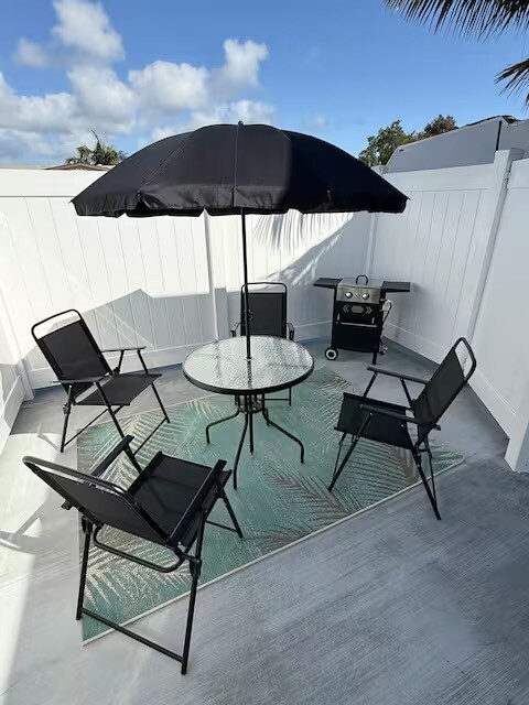 Enclosed patio with BBQ. - 312 Rosecrans St