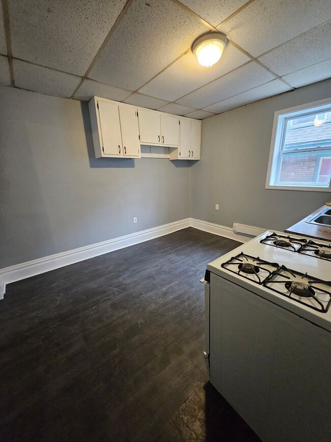 Building Photo - 2nd level 4 bedroom 2 bathroom apartment